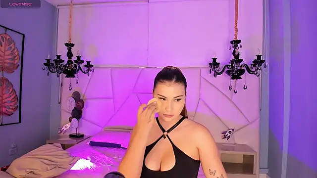Snapshot of Aitana_Hilton_ chatting on October 13, 11:46 am Aitana Hilton online show from October 13, 11:46 am