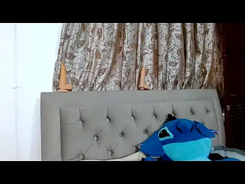 sweethoneytsx online show from February 7, 10:35 pm