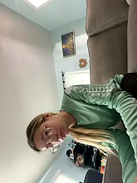 Snapshot of Hatgirl69 chatting on October 11, 3:15 pm Hatgirl69 online show from October 11, 3:15 pm