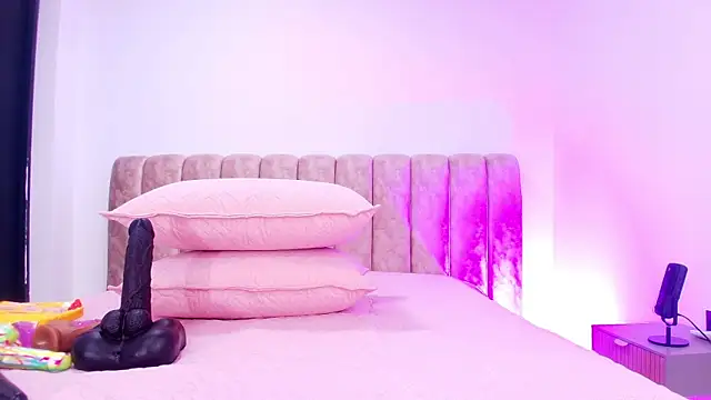 Auroraa miller online show from November 10, 1:06 pm