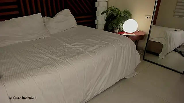 hannah brady online show from March 21, 1:32 am