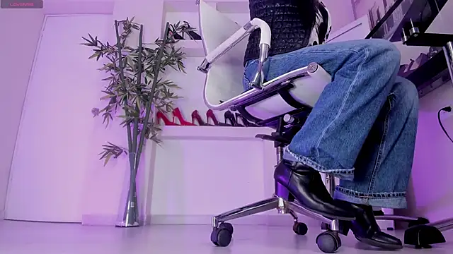 hannah howeell   online show from April 13, 9:43 am