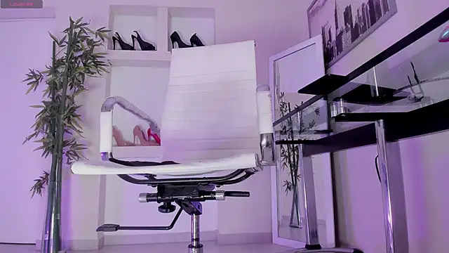 hannah howeell   online show from February 23, 9:53 am