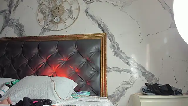 DalayMoore online show from April 18, 9:15 pm