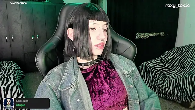 Snapshot of roxy_toxic chatting on October 9, 1:32 am roxy toxic online show from October 9, 1:32 am