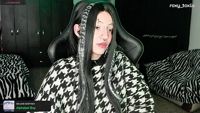 Snapshot of roxy_toxic chatting on September 20, 2:54 am roxy toxic online show from September 20, 2:54 am