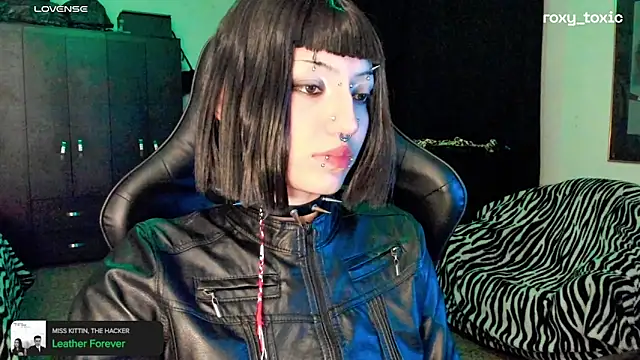 Snapshot of roxy_toxic chatting on October 15, 1:30 am roxy toxic online show from October 15, 1:30 am