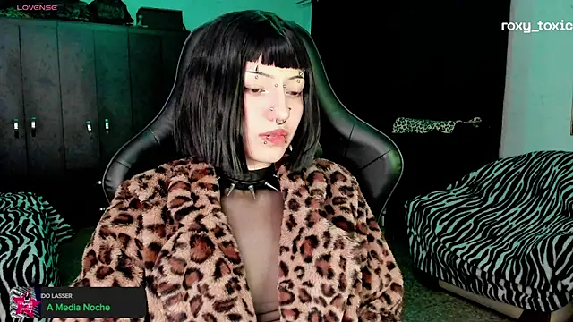 Snapshot of roxy_toxic chatting on October 21, 1:20 am roxy toxic online show from October 21, 1:20 am