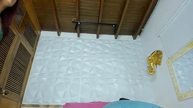 Sara Collinnss online show from November 17, 12:50 pm