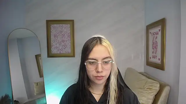 Snapshot of Hela_v chatting on September 20, 1:09 pm Hela v online show from September 20, 1:09 pm