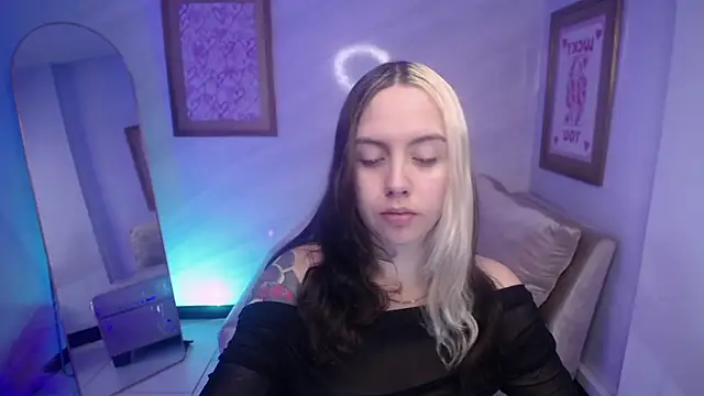 Snapshot of Hela_v chatting on September 18, 12:04 pm Hela v online show from September 18, 12:04 pm
