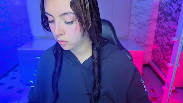 Hela v online show from April 15, 1:22 pm