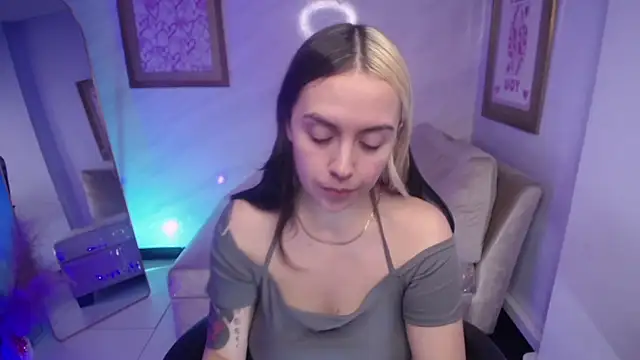 Snapshot of Hela_v chatting on September 11, 7:25 pm Hela v online show from September 11, 7:25 pm