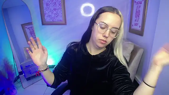 Snapshot of Hela_v chatting on September 24, 12:04 pm Hela v online show from September 24, 12:04 pm