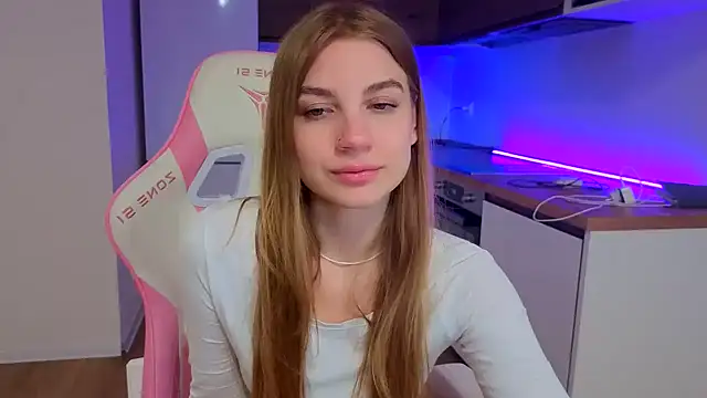 Enjoy everymoment  online show from April 22, 7:22 pm