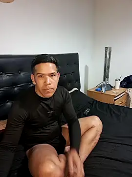 Snapshot of liamlara chatting on October 2, 3:44 am liamlara online show from October 2, 3:44 am