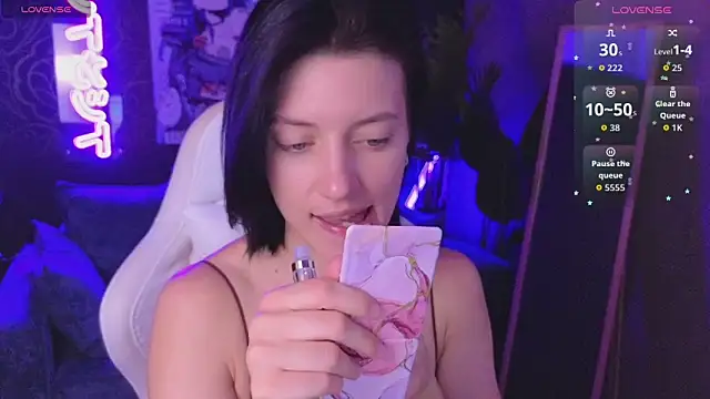 roxy riot  online show from April 6, 1:27 am