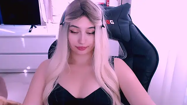 Snapshot of beauty_blonde chatting on October 13, 6:16 am beauty blonde online show from October 13, 6:16 am