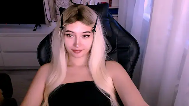 Snapshot of beauty_blonde chatting on October 16, 1:08 am beauty blonde online show from October 16, 1:08 am