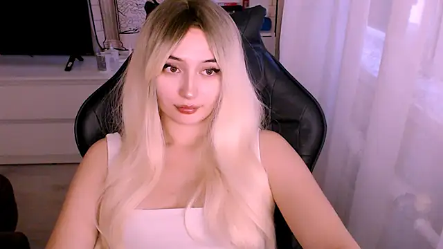 Snapshot of beauty_blonde chatting on October 19, 1:18 am beauty blonde online show from October 19, 1:18 am