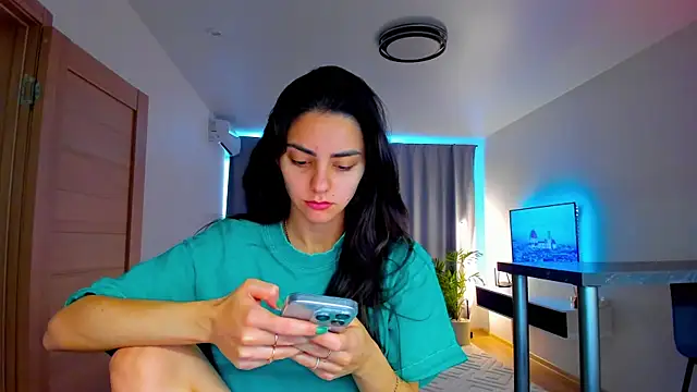 Snapshot of EmiliaZen chatting on October 6, 12:33 pm EmiliaZen online show from October 6, 12:33 pm