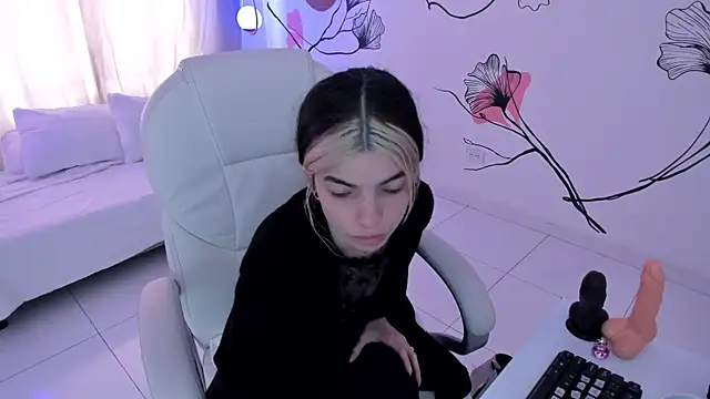 Isabela Fiorelli online show from September 9, 2:06 pm