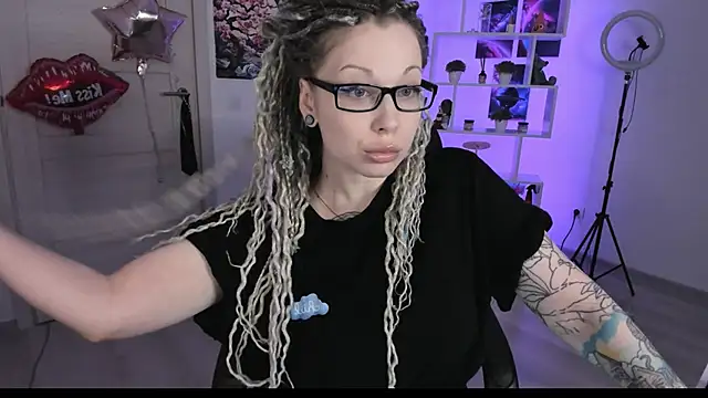 Snapshot of HoneySallyMoore chatting on October 10, 6:13 pm HoneySallyMoore online show from October 10, 6:13 pm