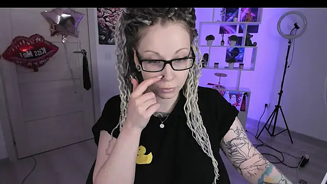 Snapshot of HoneySallyMoore chatting on October 12, 5:04 pm HoneySallyMoore online show from October 12, 5:04 pm