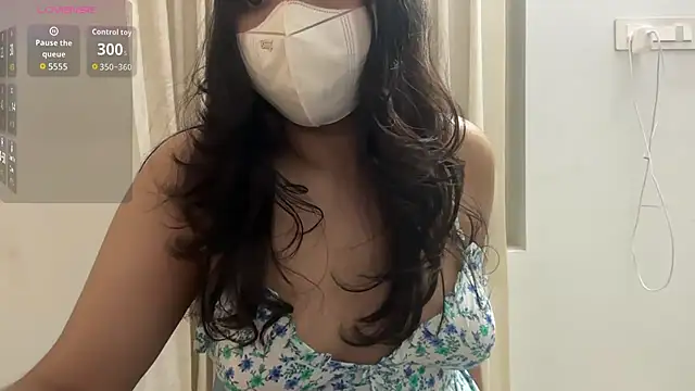 Snapshot of oviyakalra chatting on October 28, 3:23 am oviyakalra online show from October 28, 3:23 am