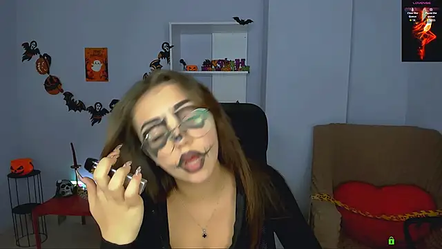 kiki swan online show from October 31, 10:08 am