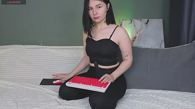 Charlotte Woods online show from October 14, 4:15 am