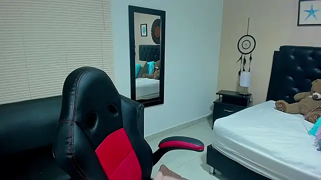  LiilyWong online show from November 24, 6:59 am