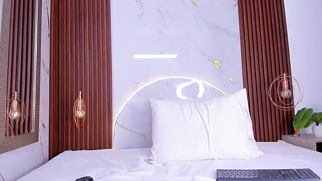 lucianasmith  online show from April 16, 9:39 pm