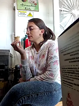 Snapshot of HOLY_DOLL chatting on September 13, 7:22 pm HOLY DOLL online show from September 13, 7:22 pm