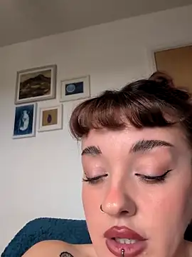 Petite Juicy Olive online show from May 15, 12:52 pm