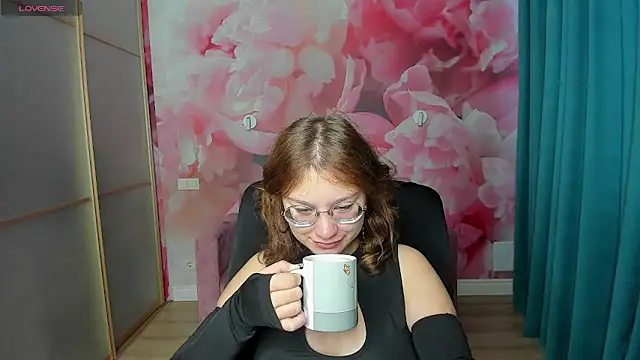 Snapshot of AngelinaLow chatting on October 12, 5:21 am AngelinaLow online show from October 12, 5:21 am