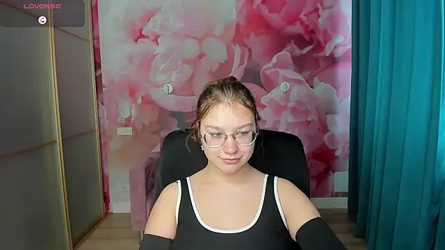 Snapshot of AngelinaLow chatting on October 13, 11:24 am AngelinaLow online show from October 13, 11:24 am