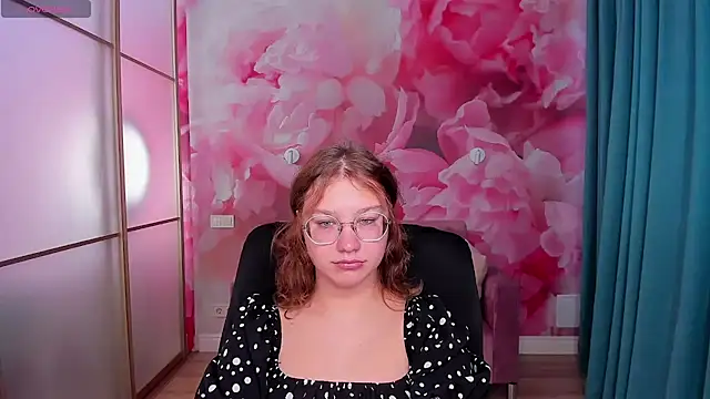 Snapshot of AngelinaLow chatting on October 8, 11:47 am AngelinaLow online show from October 8, 11:47 am