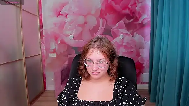 Snapshot of AngelinaLow chatting on October 9, 11:58 am AngelinaLow online show from October 9, 11:58 am