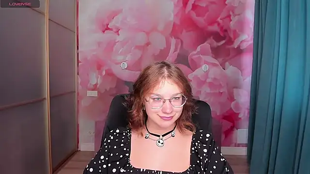 Snapshot of AngelinaLow chatting on October 6, 11:27 am AngelinaLow online show from October 6, 11:27 am