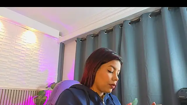 TiffanyWalk online show from March 27, 12:50 pm