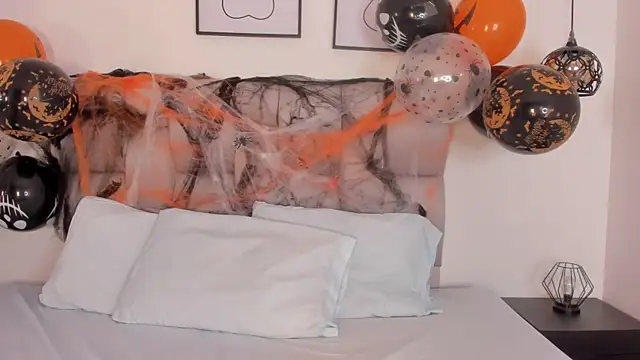 Hanna Evans   online show from October 24, 12:45 pm