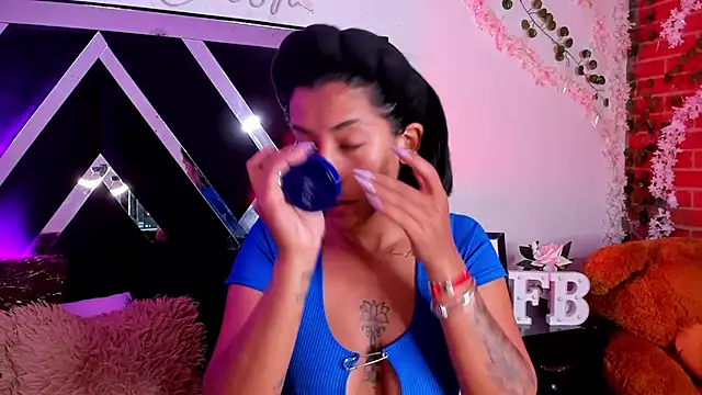 Snapshot of Fiorella-Bossh chatting on October 15, 9:17 pm Fiorella-Bossh online show from October 15, 9:17 pm