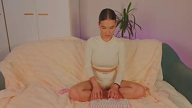 EmiliaDroll online show from November 3, 7:01 am