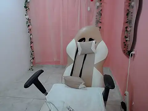 Snapshot of natalietits1 chatting on October 4, 5:50 pm natalietits1 online show from October 4, 5:50 pm
