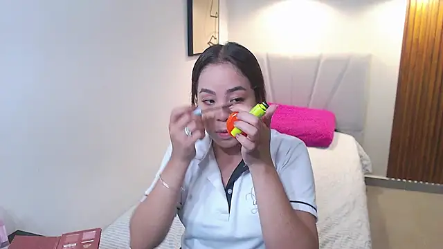  Victoria Collins online show from December 14, 1:17 pm