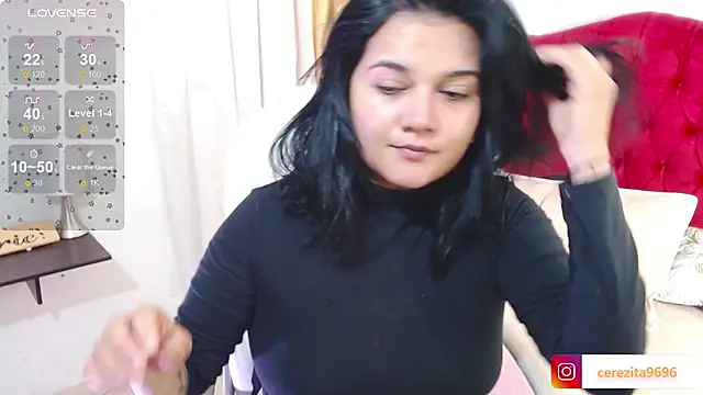 Snapshot of mia_traveluxe chatting on September 12, 2:34 am mia traveluxe online show from September 12, 2:34 am