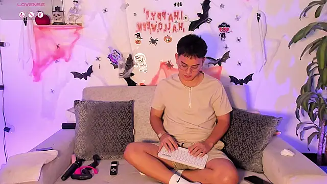 Snapshot of Young_Ben chatting on October 14, 3:42 am Young Ben online show from October 14, 3:42 am