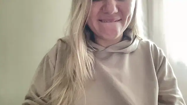 Snapshot of MonicaSweett chatting on October 17, 5:43 am MonicaSweett online show from October 17, 5:43 am