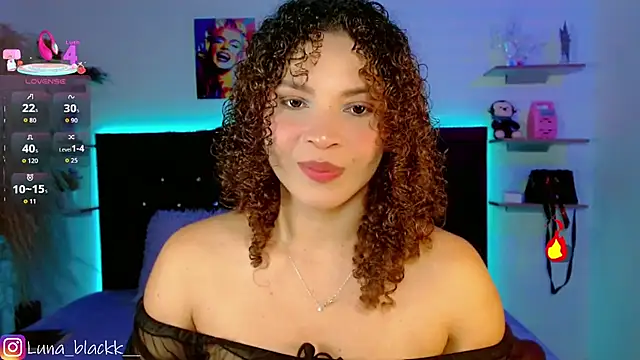 Snapshot of Luna_blackk chatting on October 6, 11:09 pm Luna blackk online show from October 6, 11:09 pm